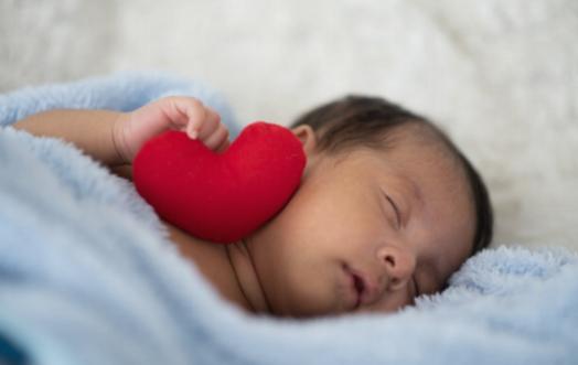 Balansen mellom søvnopplæring: Tips for trygg tilknytning hos babyer og småbarn