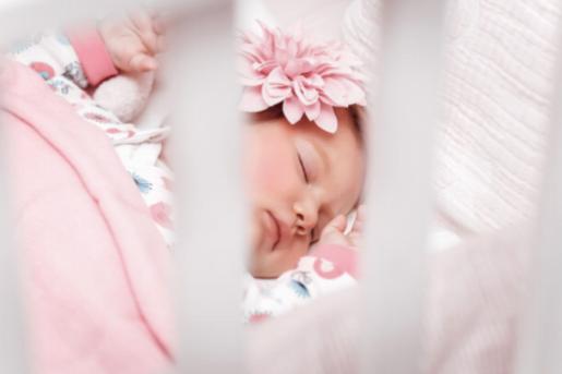 Kan du trene babyen din til å sove og fortsatt praktisere tilknytningsforeldre? En grundig undersøkelse