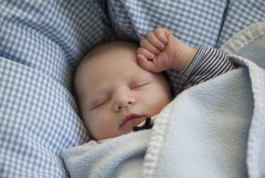 Vennlige tilknytningsbaserte søvntreningsmetoder for småbarn og spedbarn
