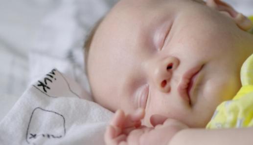 Å harmonisere søvnvanene og tilknytningen: En ny foreldres strategi