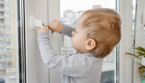 Fordelene ved å bruke sikkerhetslåser på toalettet for babyer og småbarn