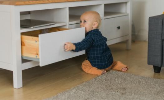 Forebygge ulykker: Viktigheten av møbeltøyer for småbarn