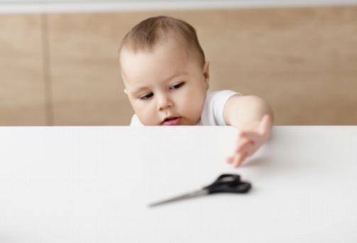 Hvordan vindusbeskyttelse kan beskytte ditt småbarn hjemme