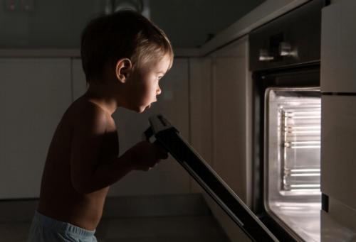 Komfyrknappdeksler: Et must for sikring av kjøkkenet mot barn
