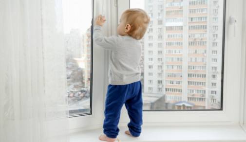 Å beskytte din nysgjerrige toddler: De beste skaplåsene