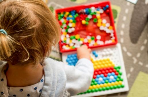 Den avgjørende rollen leken spiller i din babys kognitive utvikling